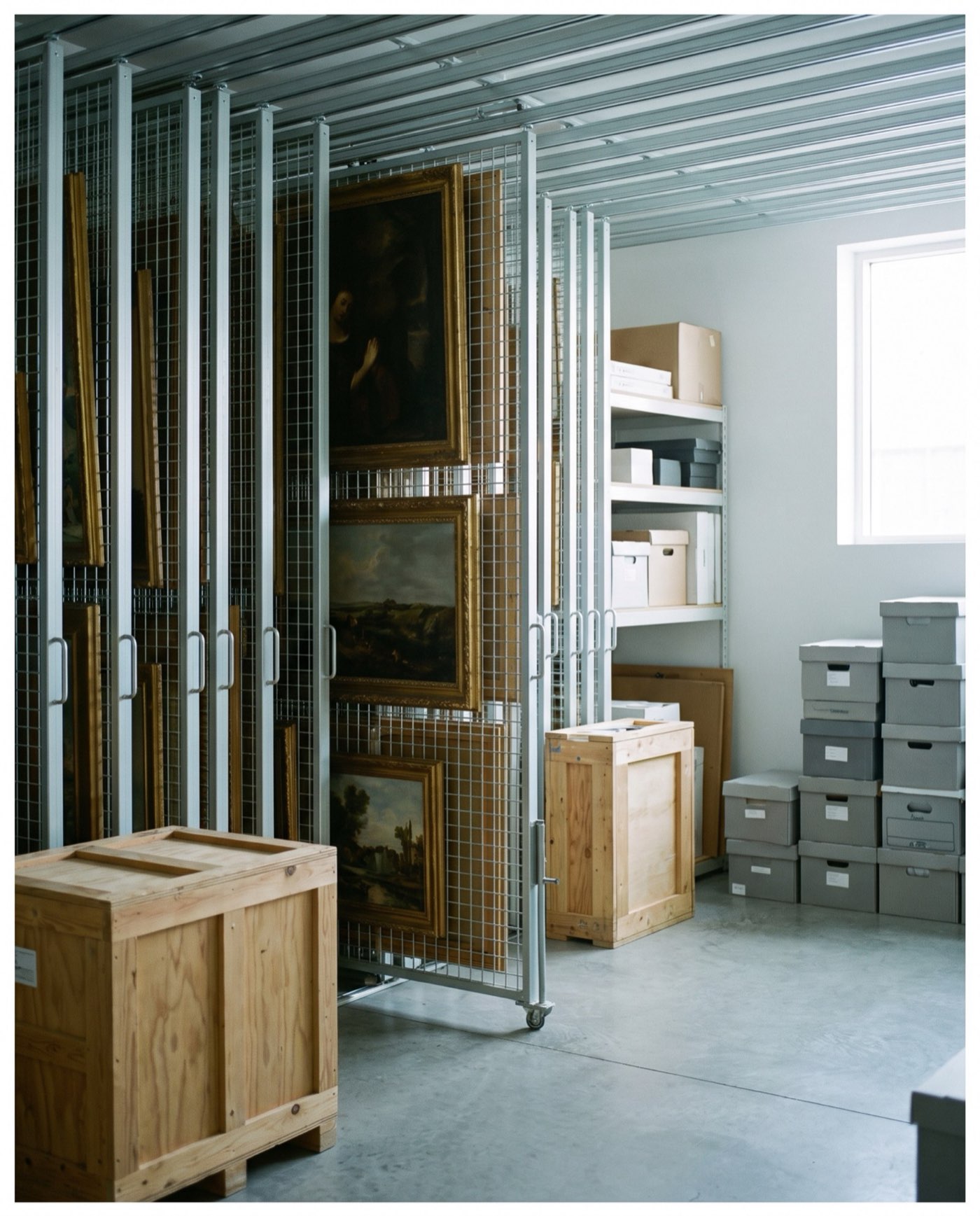 Racks de stockage dans la réserve de la galerie